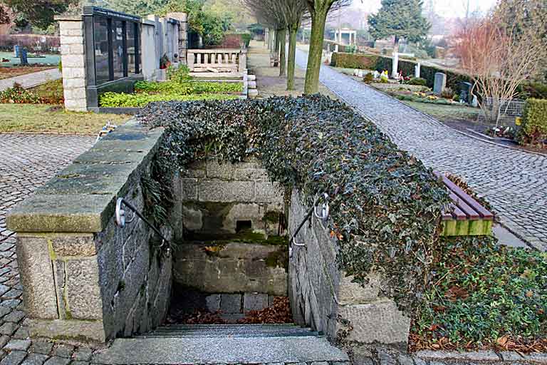 alter Brunnen Justfriedhof