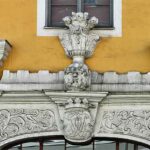 Initialen Schlussstein über dem Korbbogenportal