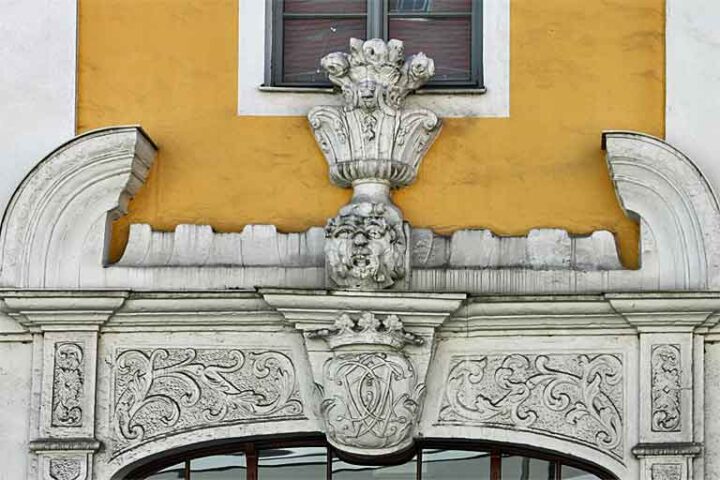 Initialen Schlussstein über dem Korbbogenportal