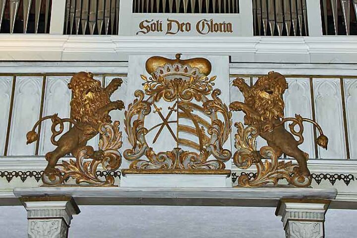 Kusächsisches Wappen an der Orgelempore